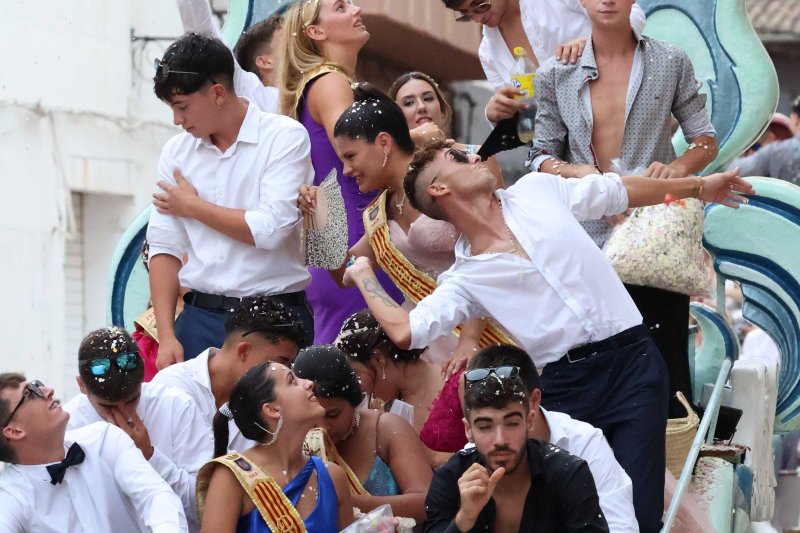 Les carrosses de Gata omplin el recorregut d’enginy, confeti,… i crítiques per l’entrada de bous “sorpresa” Les carrosses de Gata omplin el recorregut d’enginy, confeti,… i crítiques per l’entrada de bous “sorpresa”